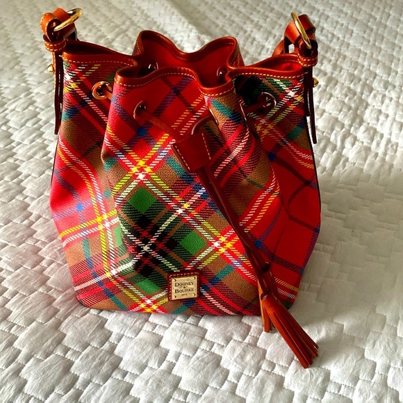 Dooney & Bourke Christmas Bucket bag! Gorgeous ♥️🎄 - Picture 1 of 8